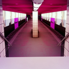 Bild: Konzeption von Gladvertising in einer virtuellen, ganz in violett gehaltenen U-Bahn-Station. Foto: 3M Bild: Konzeption von Gladvertising in einer virtuellen, ganz in violett gehaltenen U-Bahn-Station. Foto: 3M